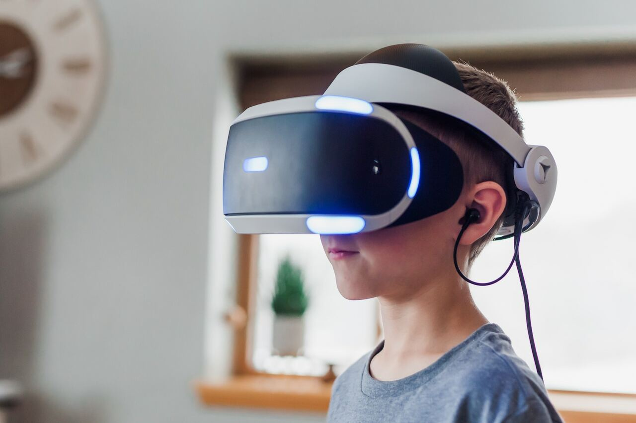 Virtual Reality (VR)